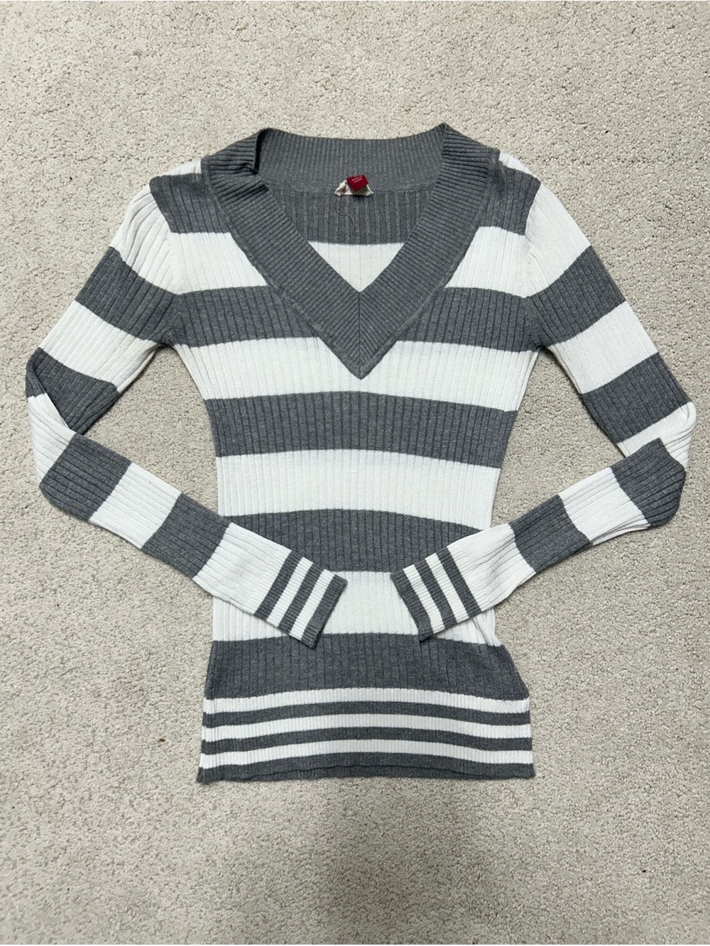 lei Gray & White Ribbed V-Neck long sleeve